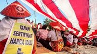 Untuk menggelar aksi di depan Istana Negara, para petani tersebut berjalan kaki dari Medan ke Jakarta selama 50 hari.