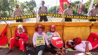 Sejumlah aparat kepolisian dikerahkan untuk menjaga keamanan dan ketertiban aksi tersebut.