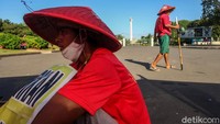 Sejumlah petani dari Desa Simalingkar A dan desa Sei Mencirim Kabupaten Deli Serdang yang tergabung dalam Serikat Petani Simalingkar Bersatu (SPSB) dan Serikat Tani Mencirim Bersatu (STMB) melakukan aksi di depan Istana Negara, Jakarta, Selasa (25/8/2020).