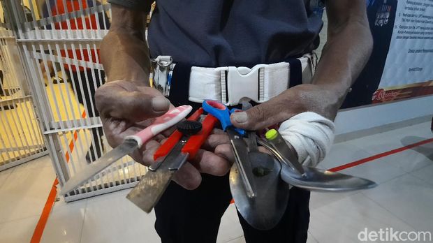 Petugas gabungan merazia Rutan Kelas IIA Palu. Petugas menemukan sejumlah barang berbahaya (M Qadri/detikcom)