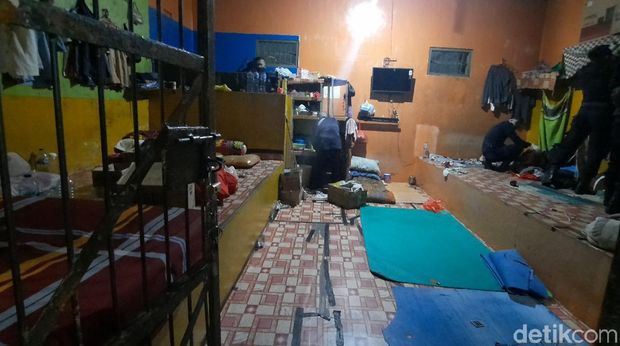 Petugas gabungan merazia Rutan Kelas IIA Palu. Petugas menemukan sejumlah barang berbahaya (M Qadri/detikcom)