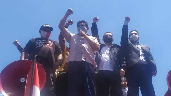 Pimpinan DPR Sufmi Dasco Ahmad temui massa buruh tolak Omnibus Law