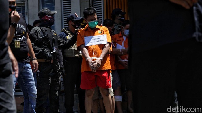 Polisi gelar rekonstruksi penembakan maut di Kelapa Gading. Para pelaku pun dihadirkan dalam proses rekonstruksi penembakan maut tersebut.