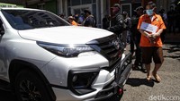 Para tersangka tampak mengenakan tanda pengenal yang dikalungkan saat mengikuti proses rekonstruksi penembakan maut di Kelapa Gading, Jakarta Utara.