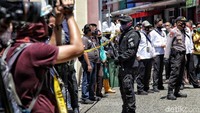Garis polisi terpasang di area lokasi kejadian. Polisi pun tampak berjaga di area sekitar lokasi tersebut guna menjaga ketertiban sepanjang proses rekonstruksi tengah berlangsung.