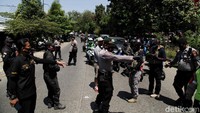 Polisi tampak bersiaga dan menjaga keamanan serta ketertiban di area sekitar proses rekonstruksi tersebut.