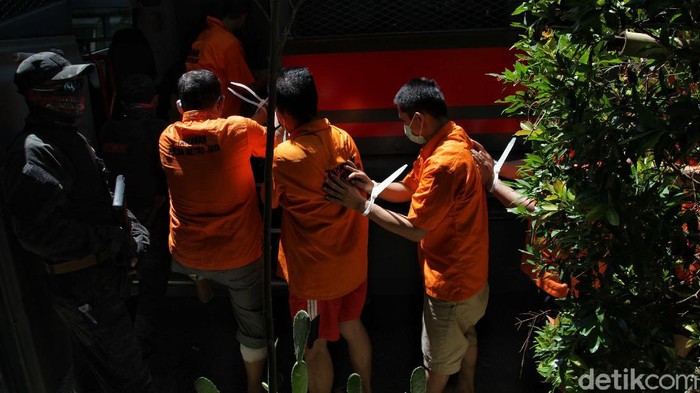 Polisi gelar rekonstruksi penembakan maut di Kelapa Gading. Para pelaku pun dihadirkan dalam proses rekonstruksi penembakan maut tersebut.