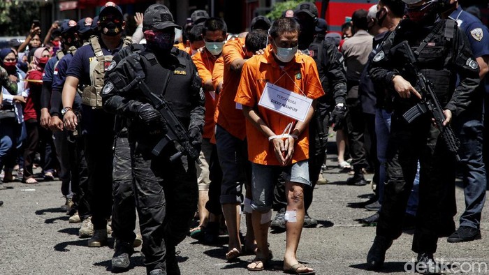 Polisi gelar rekonstruksi penembakan maut di Kelapa Gading. Para pelaku pun dihadirkan dalam proses rekonstruksi penembakan maut tersebut.