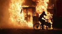Massa juga membakar berbagai barang. Mike De Sisti/Milwaukee Journal-Sentinel via AP.