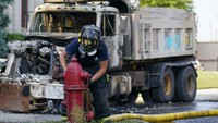 Kejadian penganiayaan oleh polisi kepada kulit hitam terakhir kali terjadi di Minneapolis saat polisi menginjak leher George Floyd tiga bulan lalu. Kejadian itu membuat protes besar-besaran di AS. AP Photo/Morry Gash.
