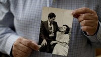 Dokter Augusto Briceno menunjukkan foto dirinya bersama ibunya Ines Nivia Frascino, yang meninggal pada 26 Juli, korban COVID-19, di rumahnya di pinggiran Buenos Aires, Argentina, Sabtu, 15 Agustus 2020. Briceno senang dia bisa mengucapkan selamat tinggal kepada ibunya secara langsung sebelum dia meninggal. AP Photo/Natacha Pisarenko.