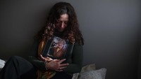 Fernanda Mariotti menggendong foto ibunya, Martha Pedrotti, yang meninggal akibat COVID-19, di rumahnya di Buenos Aires, Argentina, Selasa, 11 Agustus 2020. Mariotti meyakini bahwa ibunya meninggal salah satunya karena kesedihan dan ketakutan dipisahkan dari keluarganya, di ruang isolasi. AP Photo/Natacha Pisarenko.