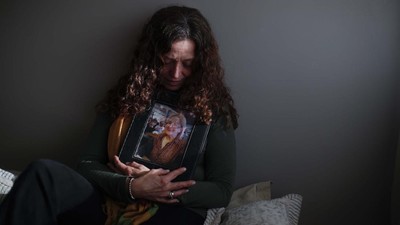 Potret Kesedihan Keluarga Korban COVID-19 di Argentina