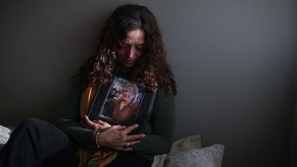 Potret Kesedihan Keluarga Korban COVID-19 di Argentina