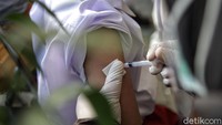 Proses pemberian imunisasi dilakukan di kantor Kelurahan Semper Timur, Jakarta Utara, Selasa (25/8).