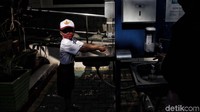 Anak-anak dan orang tua yang hadir harus memakai masker, mencuci tangan serta menjaga jarak.