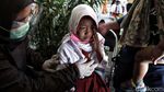 Potret Siswa SD Meringis saat Diimunisasi