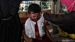 Potret Siswa SD Meringis saat Diimunisasi