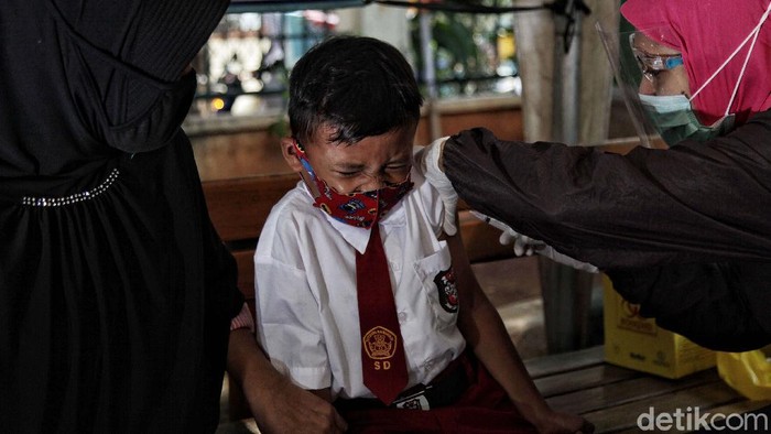 Sejumlah siswa SD diimunisasi di Kantor Kelurahan Semper Timur, Jakarta Utara. Begini potret anak-anak saat disuntik imunisasi.