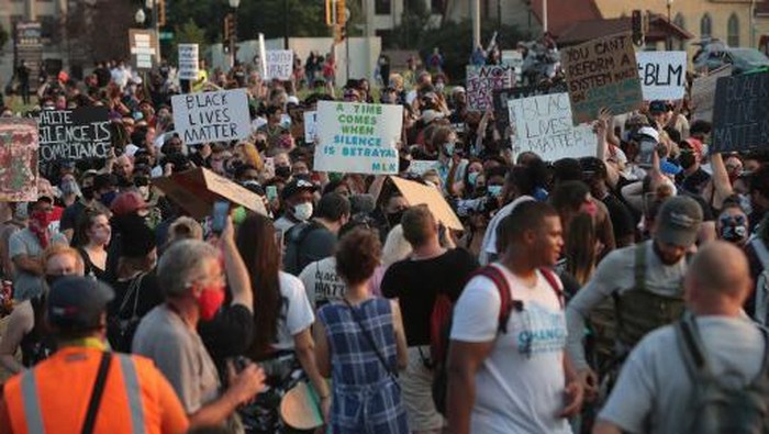 KENOSHA, WISCONSIN - AUGUST 24: People gather in front of the Kenosha County Court House to protest against the police shooting of Jacob Blake on August 24, 2020 in Kenosha, Wisconsin. Blake, who is Black, was shot by police multiple times in the back as he entered the drivers side door of a vehicle, a video of the incident appears to show.   Scott Olson/Getty Images/AFP
