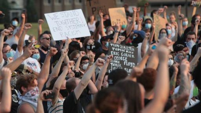 KENOSHA, WISCONSIN - AUGUST 24: People gather in front of the Kenosha County Court House to protest against the police shooting of Jacob Blake on August 24, 2020 in Kenosha, Wisconsin. Blake, who is Black, was shot by police multiple times in the back as he entered the drivers side door of a vehicle, a video of the incident appears to show.   Scott Olson/Getty Images/AFP
