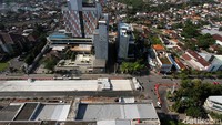 Pembangunan Jalan Layang Purwosari di foto diatas Hotel Aston Surakarta, Jawa Tengah, Selasa (25/8).