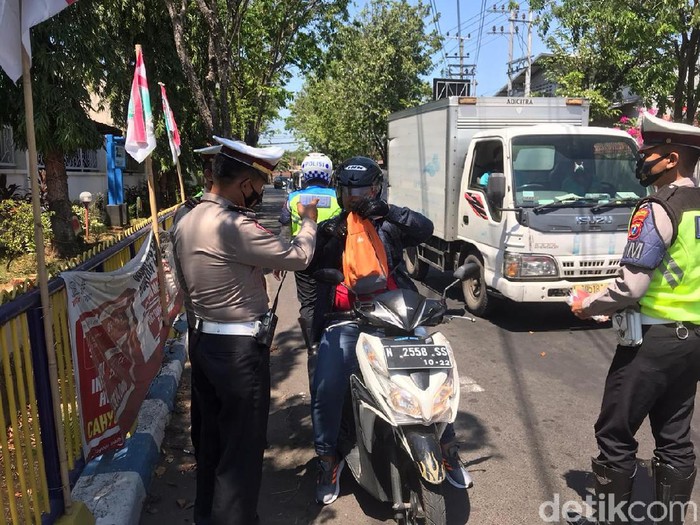Polisi Kota Probolinggo menggelar razia masker di jalan-jalan protokol. Pelanggar dihukum mengucap janji selalu memakai masker hingga 10 kali.