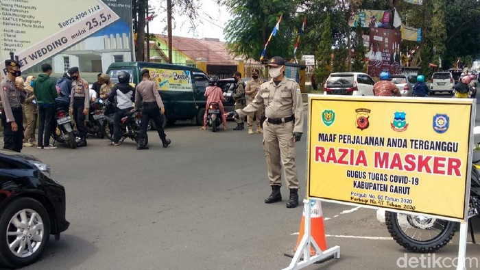 Razia pelanggar masker di Kabupaten Garut.