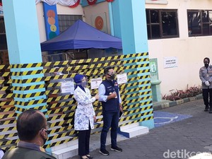 Ridwan Kamil Bareng Bu Cinta Datangi Puskesmas Garuda untuk Cek Kesehatan
