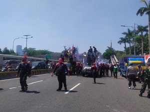 Massa Buruh Tolak Omnibus Law Bergerak ke Depan DPR, Jalan Gatsu Ditutup
