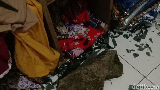 Rumah dalang di cianjur dilempari batu
