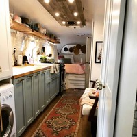 Rumah kecil bergaya country ini dulunya adalah truk trailer. Rumah dilengkapi dengan dapur, mesin cuci dan ruang keluarga kecil. Foto: Tiny House Listings, Rocky Mountain Tiny Houses via Readers Digest