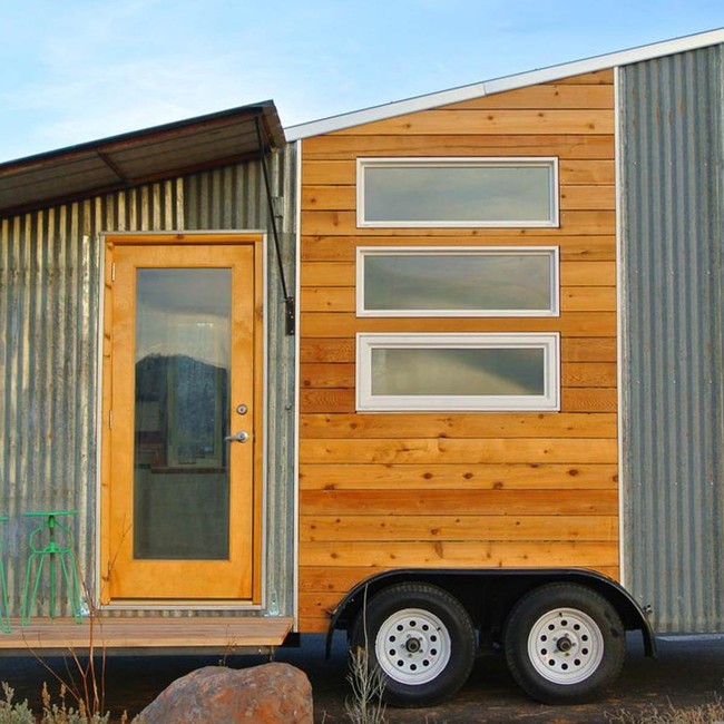Tahu bahan-bahan apa saja yang digunakan untuk membuat rumah ini? Seng bekas, kayu dari pohon cedar dan kayu bekas lumbung padi.  Foto: Tiny House Listings, Rocky Mountain Tiny Houses via Readers Digest