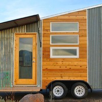 Tahu bahan-bahan apa saja yang digunakan untuk membuat rumah ini? Seng bekas, kayu dari pohon cedar dan kayu bekas lumbung padi.  Foto: Tiny House Listings, Rocky Mountain Tiny Houses via Readers Digest
