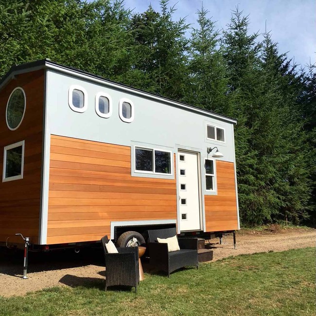 Rumah minimalis ini terbuat dari bahan yang tak terduga. Sebagian besar materialnya diambil dari pesawat Boeing yang sudah tak terpakai. Foto: Tiny House Listings, Rocky Mountain Tiny Houses via Readers Digest