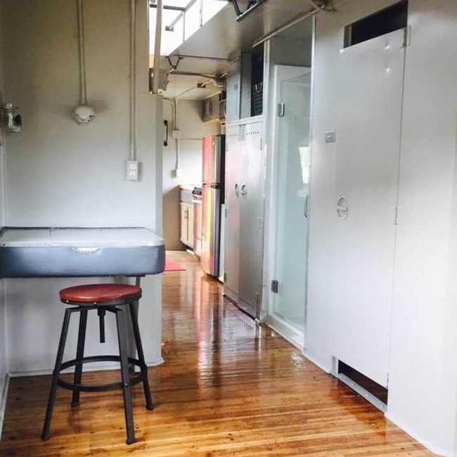 Kamu tidak akan menyangka kalau rumah ini dulunya adalah gerbong kereta api. Setelah direnovasi, menjadi rumah seluas 30 meter per segi. Mungil tapi cukup nyaman. Foto: Tiny House Listings, Rocky Mountain Tiny Houses via Readers Digest