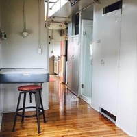 Kamu tidak akan menyangka kalau rumah ini dulunya adalah gerbong kereta api. Setelah direnovasi, menjadi rumah seluas 30 meter per segi. Mungil tapi cukup nyaman. Foto: Tiny House Listings, Rocky Mountain Tiny Houses via Readers Digest