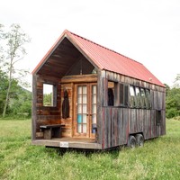 Sangat stylish dan unik, siapa sangka rumah berjalan ini dibuat dari kumpulan barang-barang daur ulang seperti seng dan kayu bekas. Foto: Tiny House Listings, Rocky Mountain Tiny Houses via Readers Digest