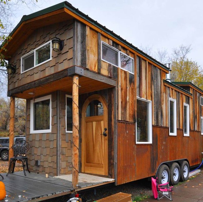 Dinamakan Red Mountain, rumah karya Rocky Mountain Tiny Homes ini dibuat dari pohon tumbang yang lapuk digerogoti kumbang. Foto: Tiny House Listings, Rocky Mountain Tiny Houses via Readers Digest