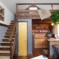 Rumah bergaya rustic ini dibuat dari material yang pernah digunakan untuk pekerjaan konstruksi. Jendelanya terbuat dari bahan bekas kandang kuda sementara kulkas dan kompor dibawa dari museum sejarah. Foto: Tiny House Listings, Rocky Mountain Tiny Houses via Readers Digest