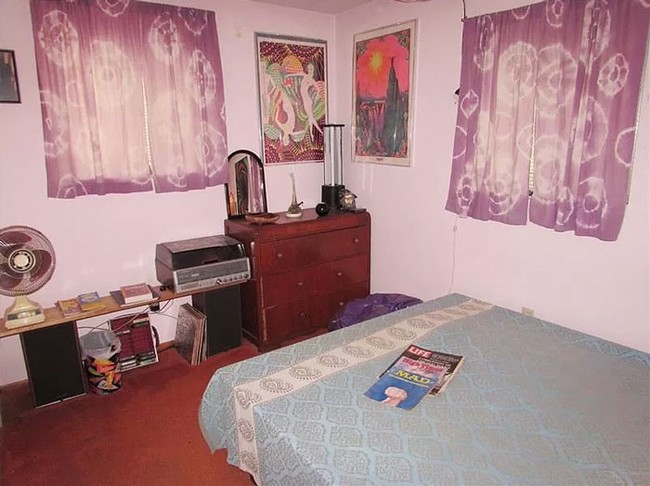 Berikut ini adalah foto penampakan dari salah satu kamar tidurnya. Bagaimana menurutmu, apakah terlihat cukup nyaman? Foto: dok. Zillow