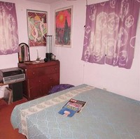 Berikut ini adalah foto penampakan dari salah satu kamar tidurnya. Bagaimana menurutmu, apakah terlihat cukup nyaman? Foto: dok. Zillow