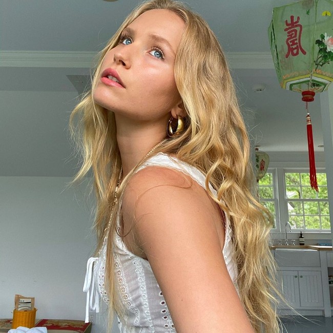 Perempuan berusia 22 tahun ini mengikuti jejak ibunya sebagai model. (Foto: Instagram/@sailorbrinkleycook)