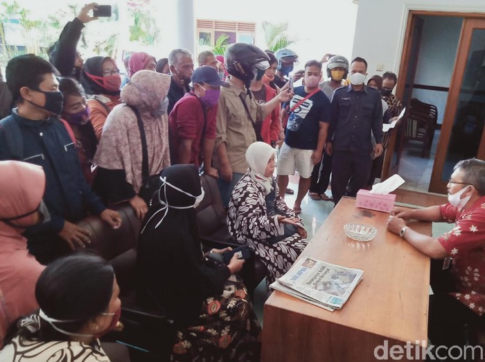 Sejumlah warga pelaku UMKM geruduk rumah dinas bupati dan Pemkab Klaten, Selasa (25/8/2020).