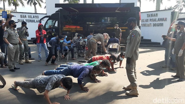 Sopir Angkot di Bogor disanksi push up