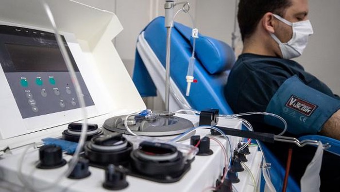 Terapi Plasma untuk Pasien Corona RIO DE JANEIRO, BRAZIL - JUNE 05: Andre Magalhaes, nurse, donates plasma through a process called plasmapheresis at Hemorio amidst the coronavirus (COVID-19) pandemic on June 5, 2020 in Rio de Janeiro, Brazil. Hemorio is one of the institutions that uses plasma transfusion technology, when the blood of patients that survived COVID-19 is utilized to strengthen the immunity of other victims infected by the virus. Hematologist Alvaro Dalincourt works at Hemorio on the front lines of fighting the virus, and is happy with the results of the transfusions. He claims two employees had the disease and responded very well to the use of plasma. (Photo by Buda Mendes/Getty Images)