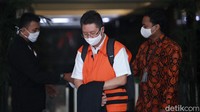 Penyidik KPK kembali memeriksa tersangka kasus dugaan korupsi pengajuan revisi alih fungsi hutan di Riau yang menjerat eks Gubernur Riau Annas Maamun, Suheri Terta.