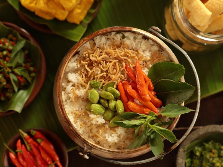 10 Resep Nasi Gurih Komplet untuk Makan Bareng Keluarga
