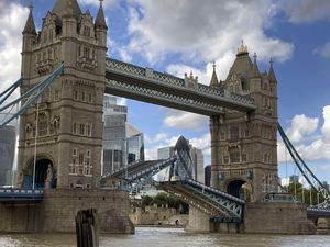 Saat Adzan Dikumandangkan dengan Indah di Jembatan Paling Ikonik London
