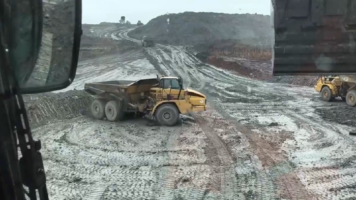 Truk seberat 40 ton ngedrift di area pertambangan
